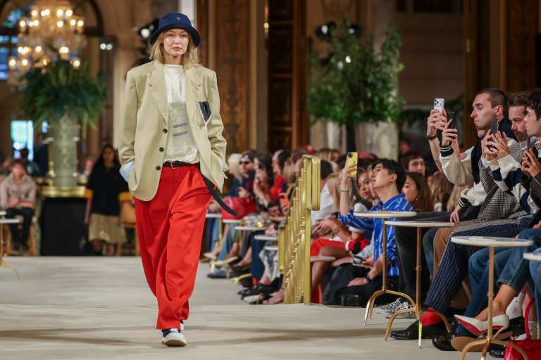 NEW YORK (United States), 10/09/2026.- American model Gigi Hadid presents a creation by Tommy Hilfiger for the New York Fashion Week Tommy Hilfiger runway at the Plaza Hotel in New York, New York, USA, 10 September 2026. (Moda, Nueva York) EFE/EPA/SARAH YENESEL