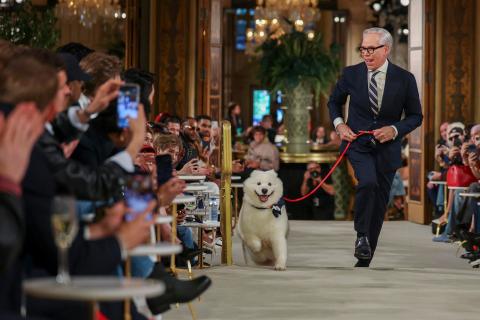 En fotos: Tommy Hilfiger desfiló con el perro de Taylor y Travis en la NYFW