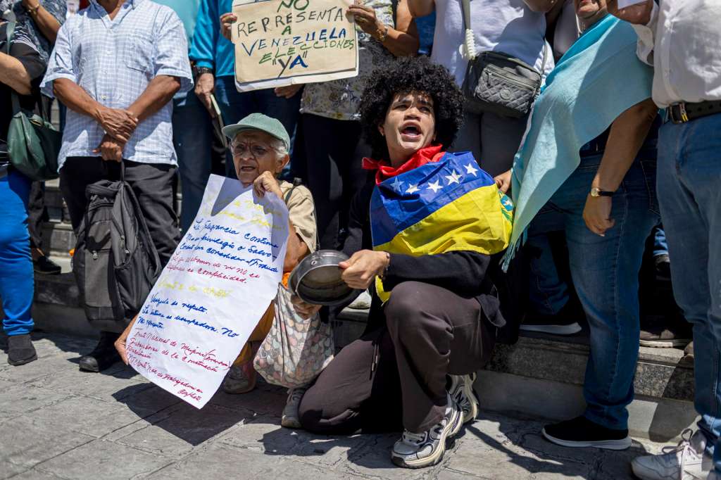 AME9694. CARACAS (VENEZUELA), 22/09/2026.- Personas se manifiestan contra la participación de la presidenta encargada de Venezuela, Delcy Rodríguez, en la Asamblea General de la ONU, este martes, frente a la sede de Naciones Unidas en Caracas (Venezuela). EFE/ Miguel Gutiérrez