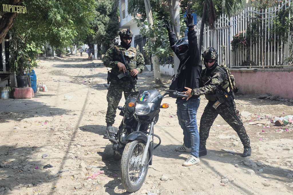 AME9812. SANTA MARTA (COLOMBIA), 22/09/2026.- Fotografía cedida por el Ejército de Colombia que muestra a muestra a soldados requisando a una persona este martes, como parte de las medidas de seguridad implementadas por el Gobierno, en Santa Marta (Colombia). El grupo paramilitar Autodefensas Conquistadoras de la Sierra Nevada (ACSN) desató una ola de violencia en la turística ciudad de Santa Marta (norte de Colombia) tras la muerte de su segundo jefe, alias Cholo, en una operación militar. EFE/ Ejército de Colombia /SOLO USO EDITORIAL/ NO VENTAS/ SOLO DISPONIBLE PARA ILUSTRAR LA NOTICIA QUE ACOMPAÑA (CRÉDITO OBLIGATORIO)