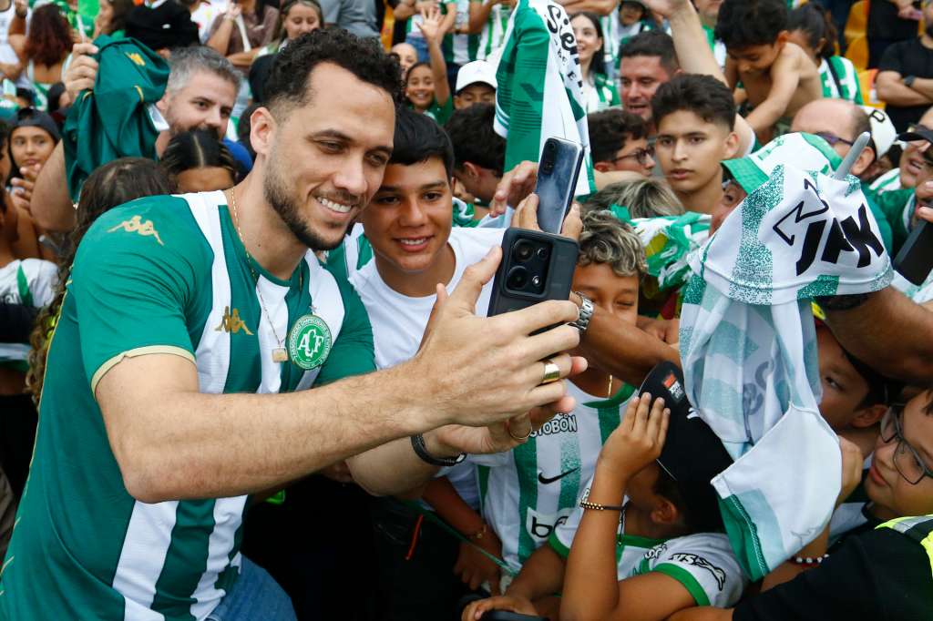 Diez años después del accidente aéreo que cobró la vida de 71 personas, Chapecoense regresó al Atanasio Girardot para reencontrarse con Atlético Nacional en un amistoso que terminó 1-1.