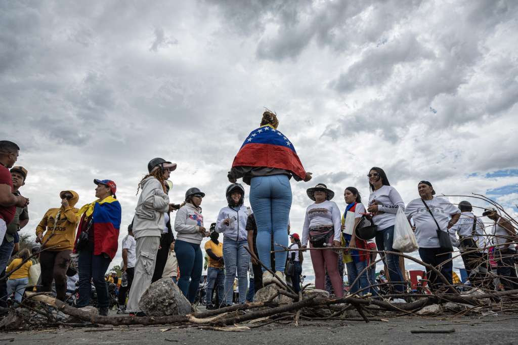 AME517. LARA (VENEZUELA), 25/09/2026.- Personas bloquean la carretera de Carora en protesta por las fallas del servicio eléctrico, este viernes en Lara (Venezuela). Venezuela afronta desde hace años fallas en el suministro eléctrico, de las que el chavismo ha responsabilizado a las sanciones extranjeras, al fenómeno climático El Niño y el sabotaje de "mafias", mientras que la oposición, organizaciones no gubernamentales y expertos aseguran que es el resultado de la corrupción y la falta de mantenimiento. EFE/ Henry Chirinos
