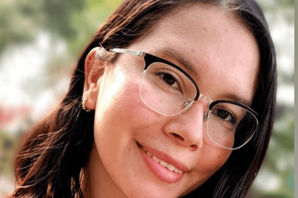 Abigail Tovar ayudó buscar personas en el edificio Vanessa, de Cali.