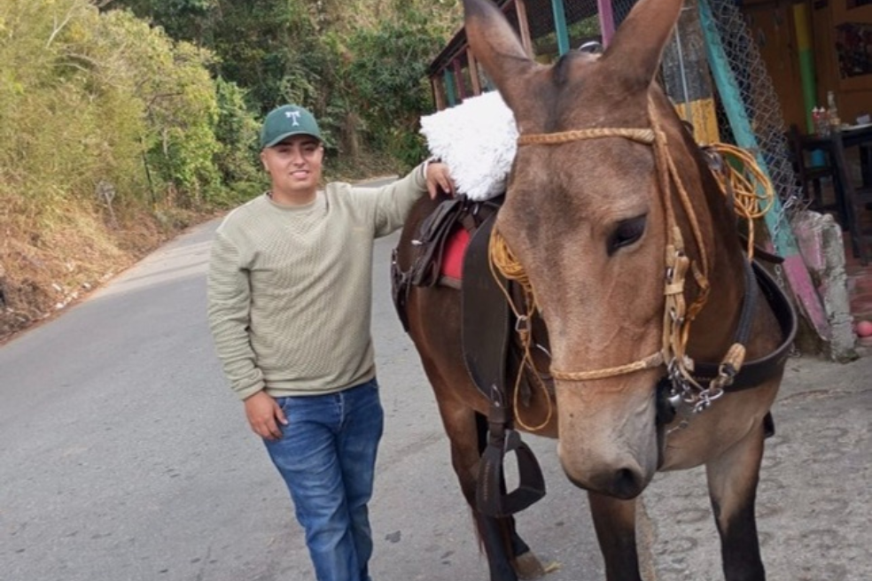 Juan José Tobón era un niño “gordito y grande”, de una sonrisa tan amplia como el mar. De una felicidad infinita e inabarcable. Nació en Medellín, pero creció en Ituango, rodeado de caballos, mulas y sembrados de café.