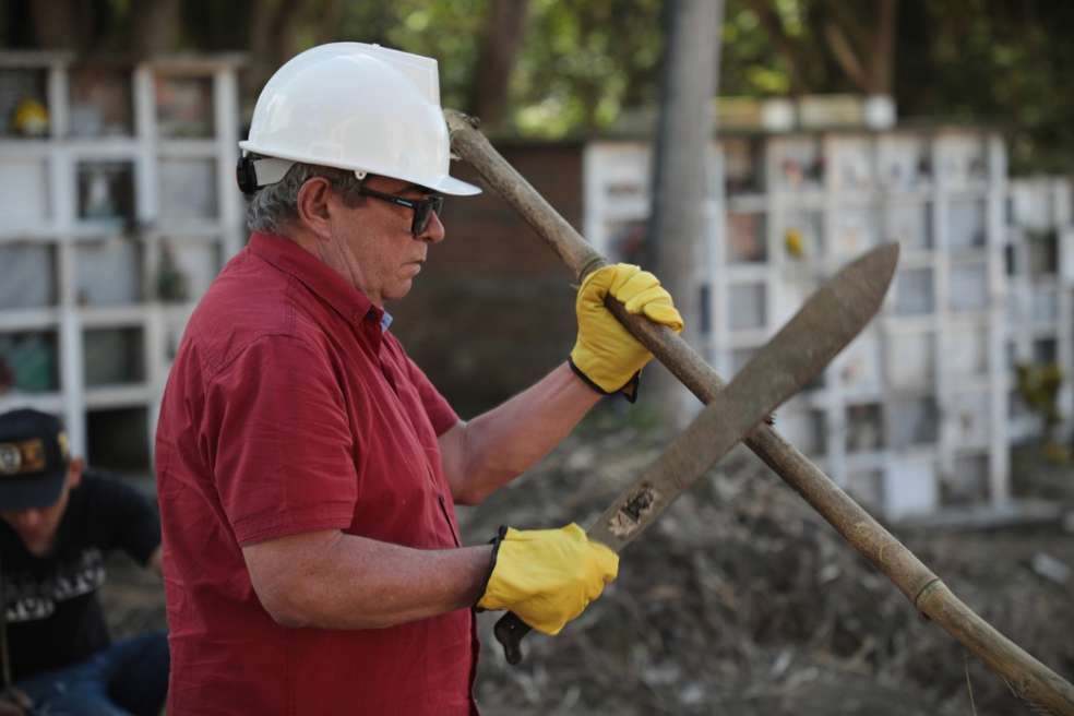 Rodrigo Londoño, conocido en la guerra como alias "Timochenko", aparece en una fotografía con un casco blanco, guantes amarillos y una pala en sus manos. La foto hace referencia al cumplimiento de la sentencia de la Jurisdicción Especial para la Paz (JEP).