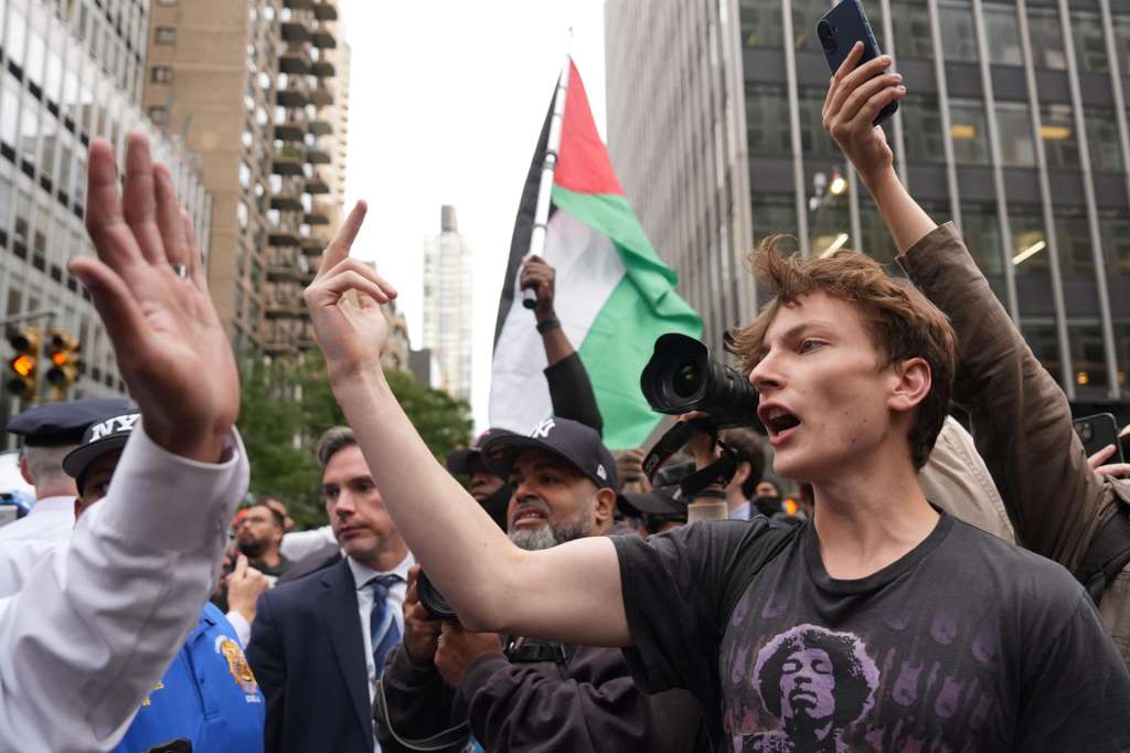 Imagen de referencia de una protesta multitudinaria en las calles durante la Asamblea General de la ONU en Nueva York en septiembre de 2026. EFE/ Ángel Colmenares