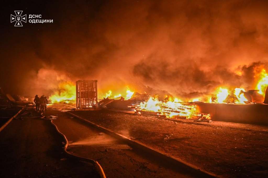 MOSCÚ, 29/09/2026.-- Rusia atacó durante la pasada noche con misiles y drones centros logísticos e informáticos, infraestructura portuaria y de transporte ferroviario, así como buques en alta mar en Kiev y Odesa, según informó este martes el Ministerio de Defensa ruso. En un comunicado publicado en Telegram, el mando castrense ruso señaló que "las Fuerzas Armadas rusas lanzaron un ataque con armas de alta precisión de emplazamiento terrestre y drones contra centros logísticos, infraestructuras portuarias y de transporte, y buques" en ambas regiones. Según Defensa, en Kiev fue alcanzado un depósito de locomotoras "donde se almacenaban misiles de crucero de emplazamiento terrestre FP-5 Flamingo y sus componentes". EFE/ Servicios de Emergencias de Ucrania - SOLO USO EDITORIAL/SOLO DISPONIBLE PARA ILUSTRAR LA NOTICIA QUE ACOMPAÑA (CRÉDITO OBLIGATORIO) -