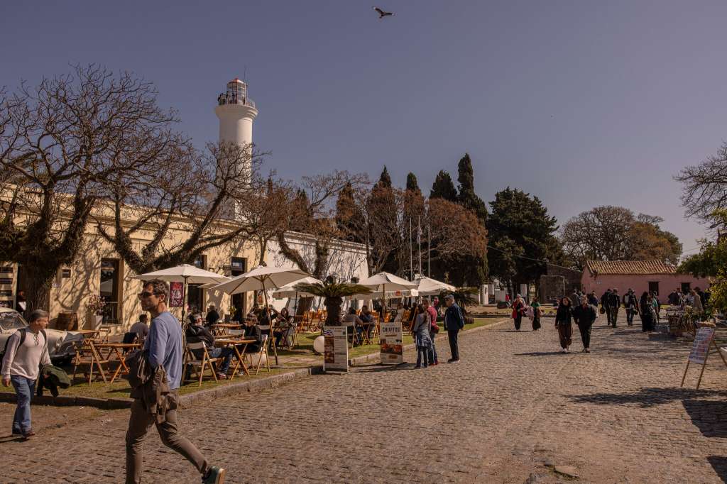 Visitantes caminando por el distrito histórico de Colonia del Sacramento.