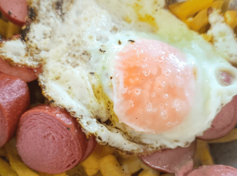 Salchipapa estrellada: receta fácil con huevo frito para hacer en casa
