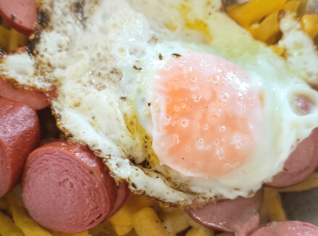 La salchipapa estrellada es un clásico de la comida callejera colombiana que puedes preparar fácilmente en casa.