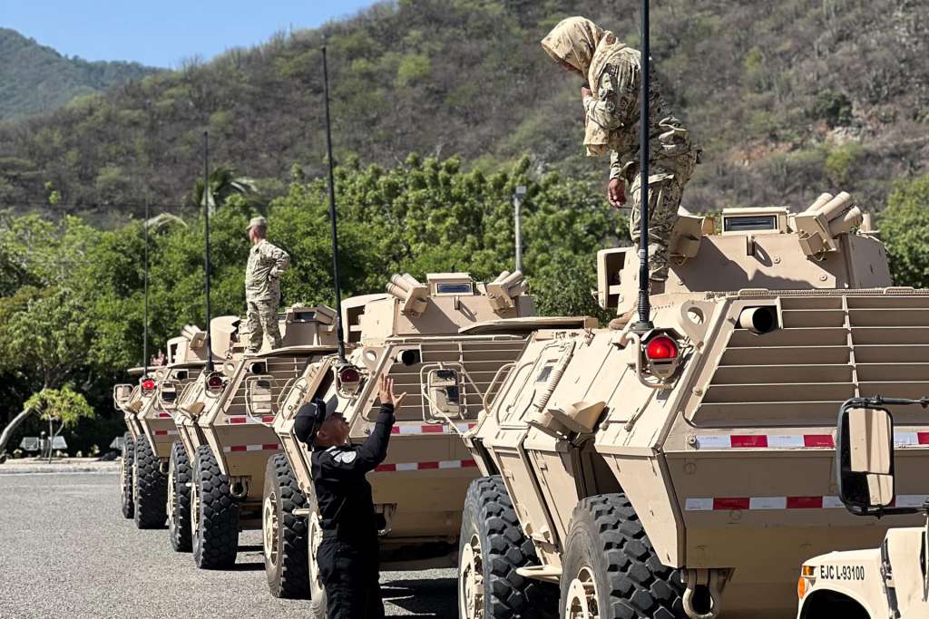 AME9883. SANTA MARTA (COLOMBIA), 23/09/2026.- Fotografía cedida por las Fuerzas Militares de Colombia que muestra a soldados preparando vehículos blindados para patrullar este miércoles las calles de Santa Marta (Colombia). Santa Marta, una de las principales ciudades turísticas del Caribe colombiano, amaneció este miércoles con calles vacías y comercios cerrados pese al despliegue militar ordenado por el presidente, Abelardo de la Espriella, tras la ola de violencia desatada por las Autodefensas Conquistadoras de la Sierra Nevada (ACSN). EFE/ Fuerzas Militares de Colombia /SOLO USO EDITORIAL NO VENTAS/SOLO DISPONIBLE PARA ILUSTRAR LA NOTICIA QUE ACOMPAÑA (CRÉDITO OBLIGATORIO)