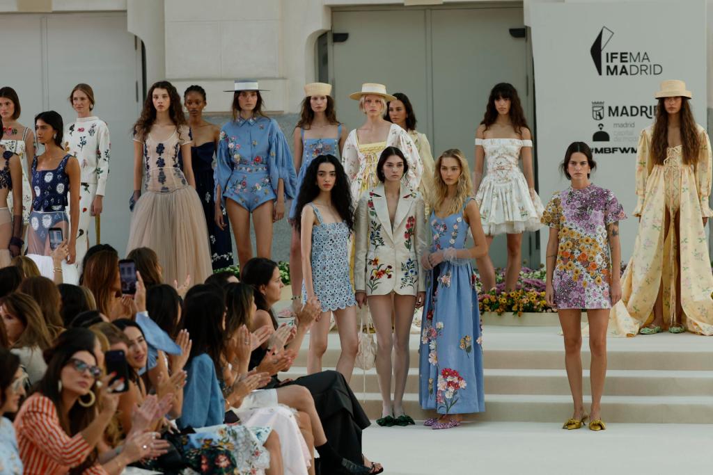 MADRID, 15/09/2026.- Modelos muestran diseños de la firma colombiana Agua by Agua Bendita, en el desfile 'Latin American Fashion Awards X Agua by Agua Bendita' celebrado este martes la Galería de Cristal del Palacio de Cibeles, en el marco de la Semana de la Moda Mercedes-Benz Fashion Week Madrid. EFE/ J.J. Guillén
