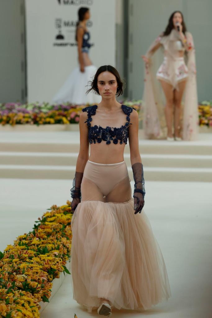 MADRID, 15/09/2026.- Una modelo muestra un diseño de la firma colombiana Agua by Agua Bendita, en el desfile 'Latin American Fashion Awards X Agua by Agua Bendita' celebrado este martes la Galería de Cristal del Palacio de Cibeles, en el marco de la Semana de la Moda Mercedes-Benz Fashion Week Madrid. EFE/ J.J. Guillén