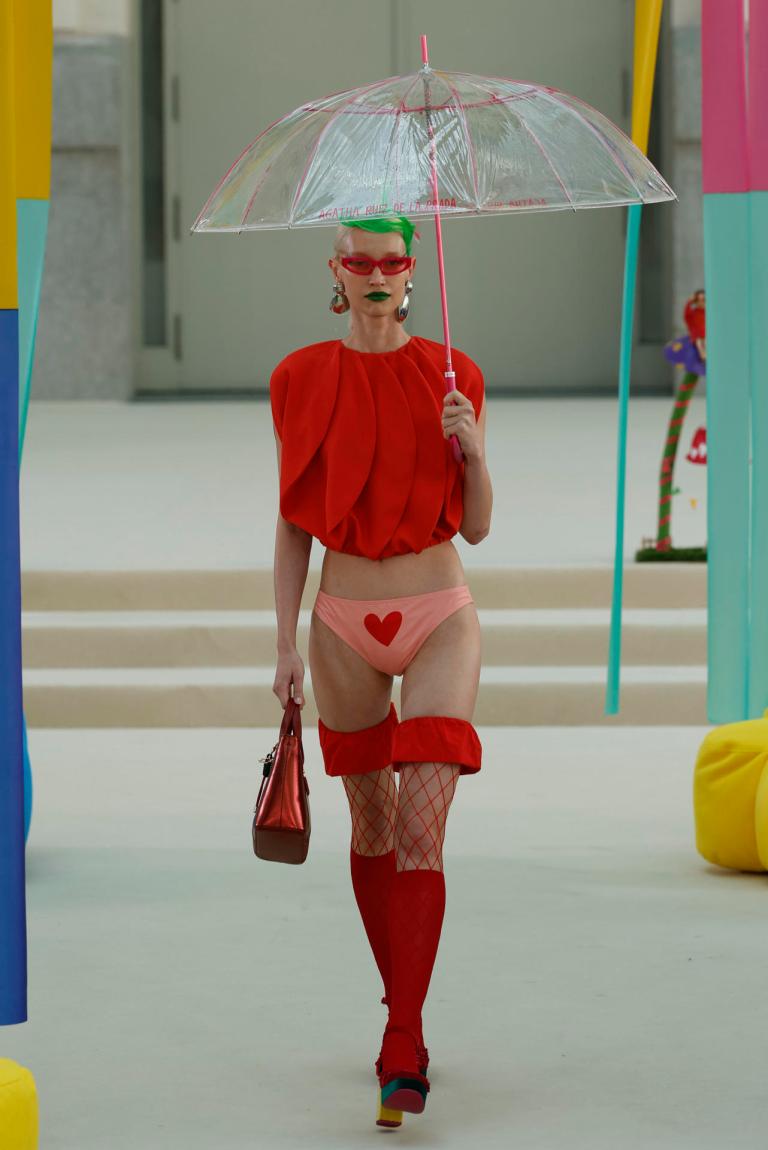 MADRID, 15/09/2026.- Uan modelo muestra una creación de la colección primavera-verano 2027 de la diseñadora Ágatha Ruiz de la Prada durante un desfile celebrado en el marco de la Semana de la Moda Mercedes-Benz Fashion Week Madrid, este martes. EFE/ J.J. Guillén