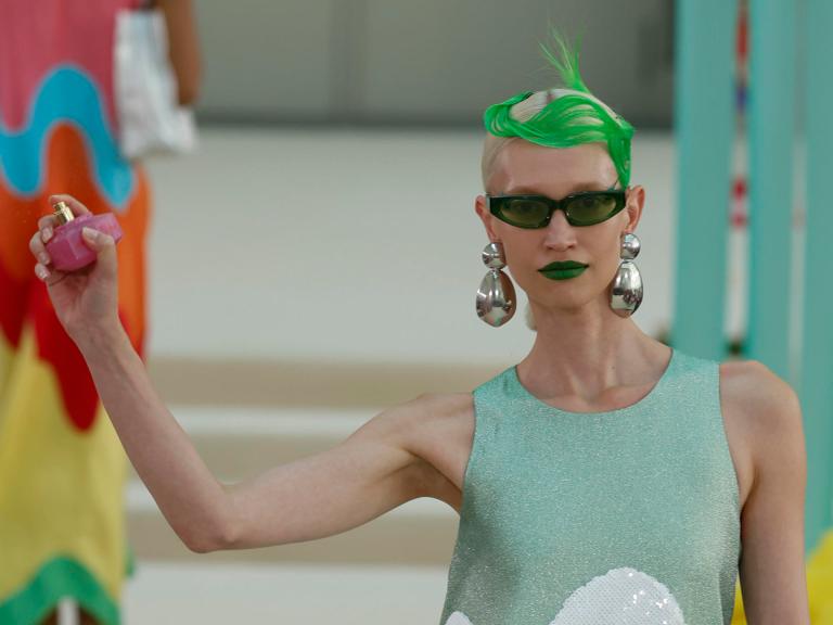 MADRID, 15/09/2026.- Uan modelo muestra una creación de la colección primavera-verano 2027 de la diseñadora Ágatha Ruiz de la Prada durante un desfile celebrado en el marco de la Semana de la Moda Mercedes-Benz Fashion Week Madrid, este martes. EFE/ J.J. Guillén