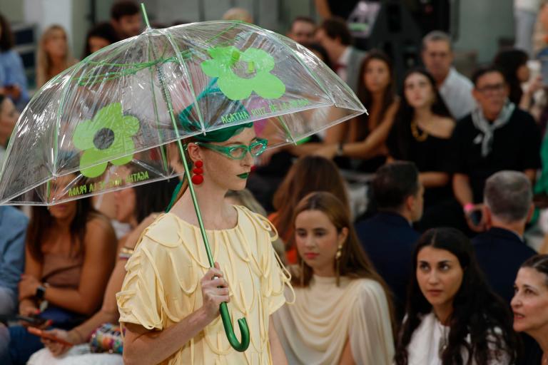 MADRID, 15/09/2026.- Una modelo muestra una creación de la colección primavera-verano 2027 de la diseñadora Ágatha Ruiz de la Prada durante un desfile celebrado en el marco de la Semana de la Moda Mercedes-Benz Fashion Week Madrid, este martes. EFE/ J.J. Guillén