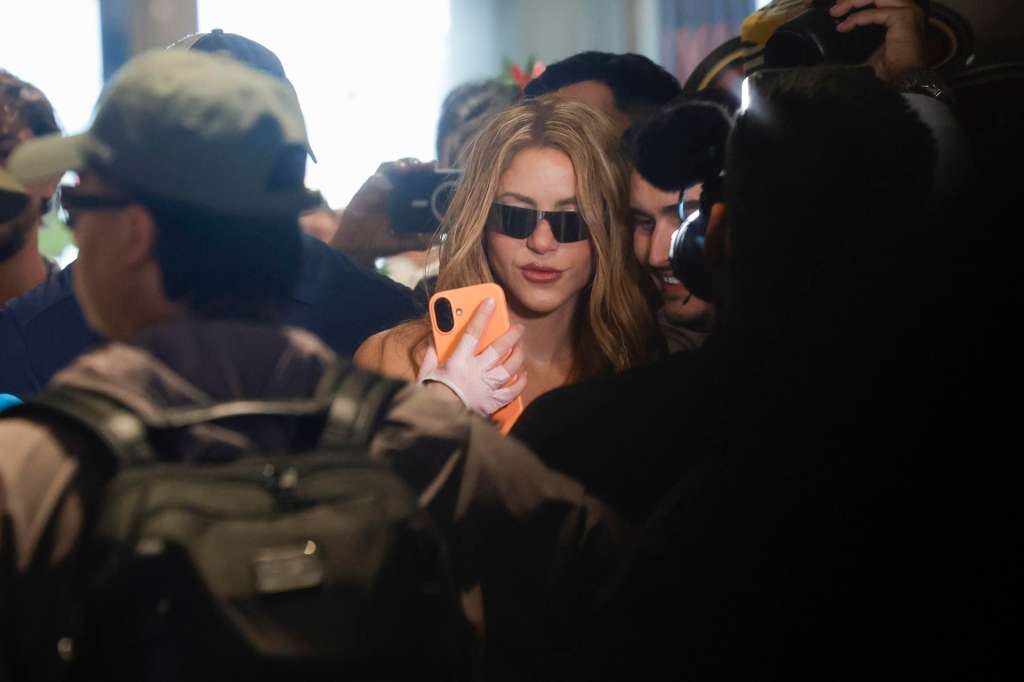 MADRID, 14/09/2026.- Llegada de la cantante Shakira al aeropuerto de Adolfo Suárez Madrid Barajas, este lunes en Madrid, donde hará base para su residencia europea en el Estadio Shakira construido en la capital. EFE/Zipi