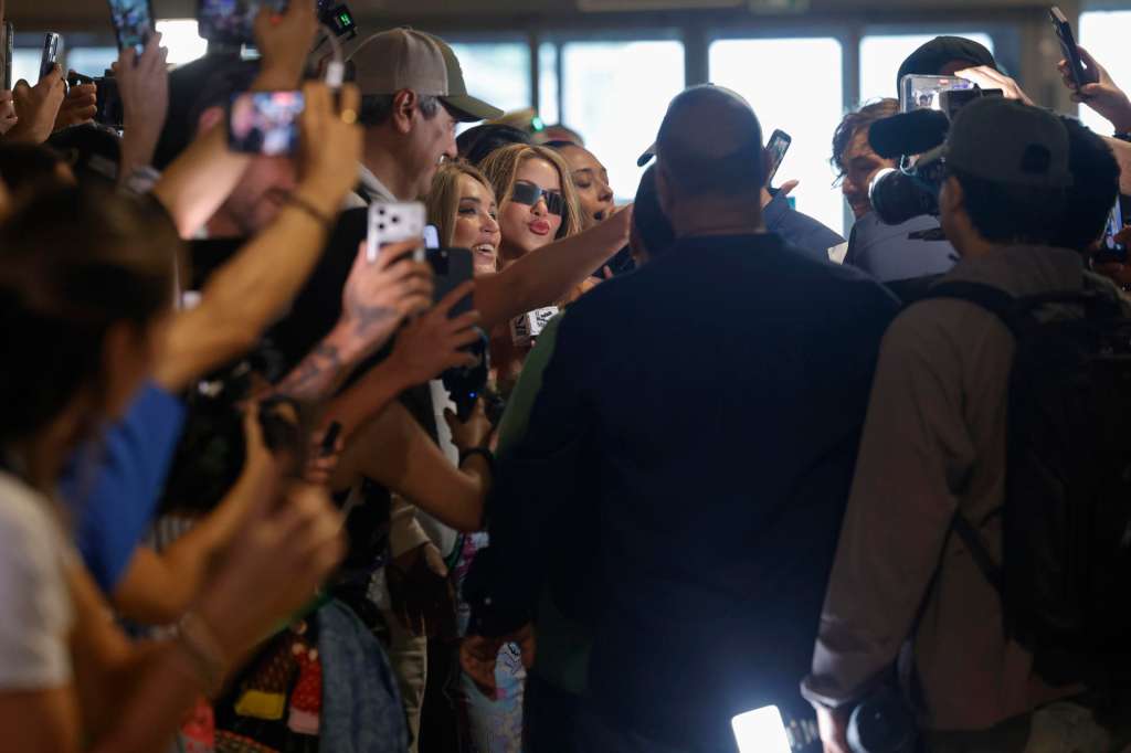 MADRID, 14/09/2026.- Llegada de la cantante Shakira (c) al aeropuerto de Adolfo Suárez Madrid Barajas, este lunes en Madrid, donde hará base para su residencia europea en el Estadio Shakira construido en la capital. EFE/Zipi