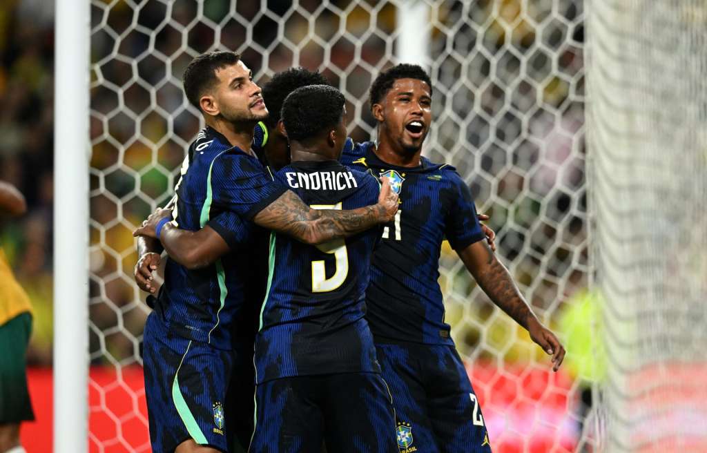 Brasil se impuso 4-2 ante Australia en un amistoso internacional, pero la atención quedó puesta en Raphinha, quien marcó de penalti y fue sustituido al descanso por una molestia física.