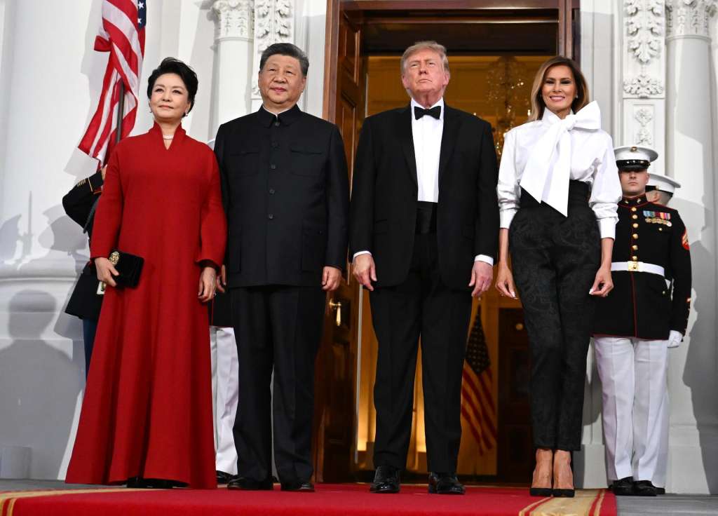 El presidente de EE. UU., Donald J. Trump (centro-derecha), y la primera dama, Melania Trump (derecha), saludan al presidente de la República Popular China, Xi Jinping (segundo por la izquierda), y a la señora Peng Liyuan (izquierda), en el pórtico norte de la Casa Blanca.