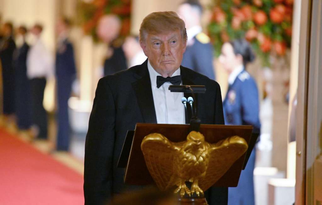 Washington, DC (United States of America), 24/09/2026.- US President Donald J. Trump (C) makes remarks as he and President Xi Jinping of The People’s Republic of China (not pictured), exchange toasts, during a State Dinner in the East Room of the White House in Washington, DC, USA, 24 September 2026. (Estados Unidos) EFE/EPA/Annabelle Gordon / POOL