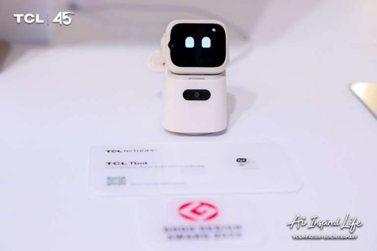 Otra de las grandes novedades es el TCL Tbot, que lleva los relojes inteligentes infantiles un paso más allá de la seguridad y la conectividad. Su propuesta combina interacción y acompañamiento para convertir la tecnología en un compañero que también hace parte de las rutinas y momentos de los más pequeños.