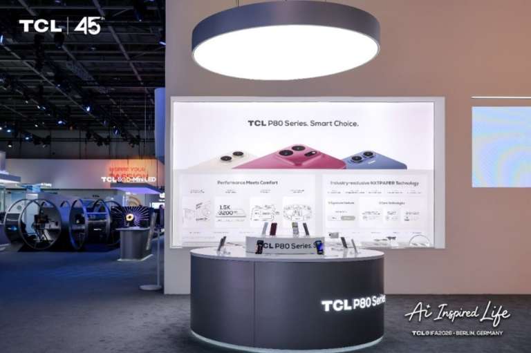 En su primera aparición en IFA 2026, la TCL P80 Series está liderada por el TCL P80 Ultra, que combina una cámara teleobjetiva periscópica líder de su categoría, una pantalla brillante de 1,5K capaz de alcanzar los 3.200 nits y un diseño delgado y ligero pensado para el uso diario.