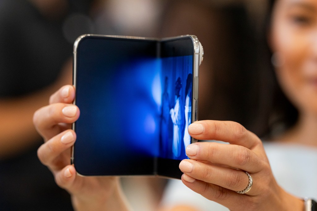 El primer iPhone plegable, que combina una pantalla interna de 7,6 pulgadas con un panel externo de 5,4 pulgadas y llega con el nuevo chip A20 Pro.