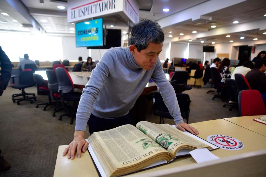 Terao Ryukichi revisando en la sala de redacción de El Espectador el primer capítulo de “Cien años de soledad”, publicado en este diario un año antes de la edición de la novela.
