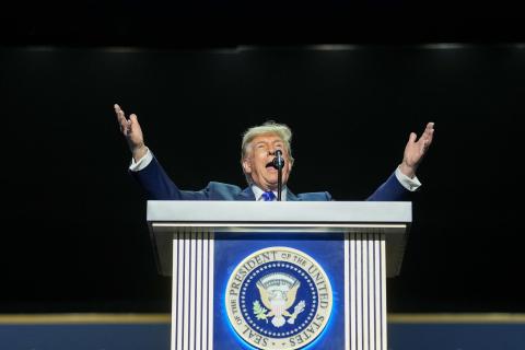 Promesa de Trump de USD 5.000 a cada estadounidense: ¿es legal y de dónde saldría el dinero?