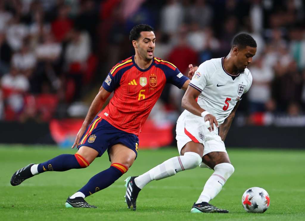 LONDON (United Kingdom), 26/09/2026.- Ezri Konsa of England (R) in action against Mikel Merino of Spain (L) during the UEFA Nations League group stage soccer match between England and Spain in London, Britain, 26 September 2026. (España, Reino Unido, Londres) EFE/EPA/TOLGA AKMEN