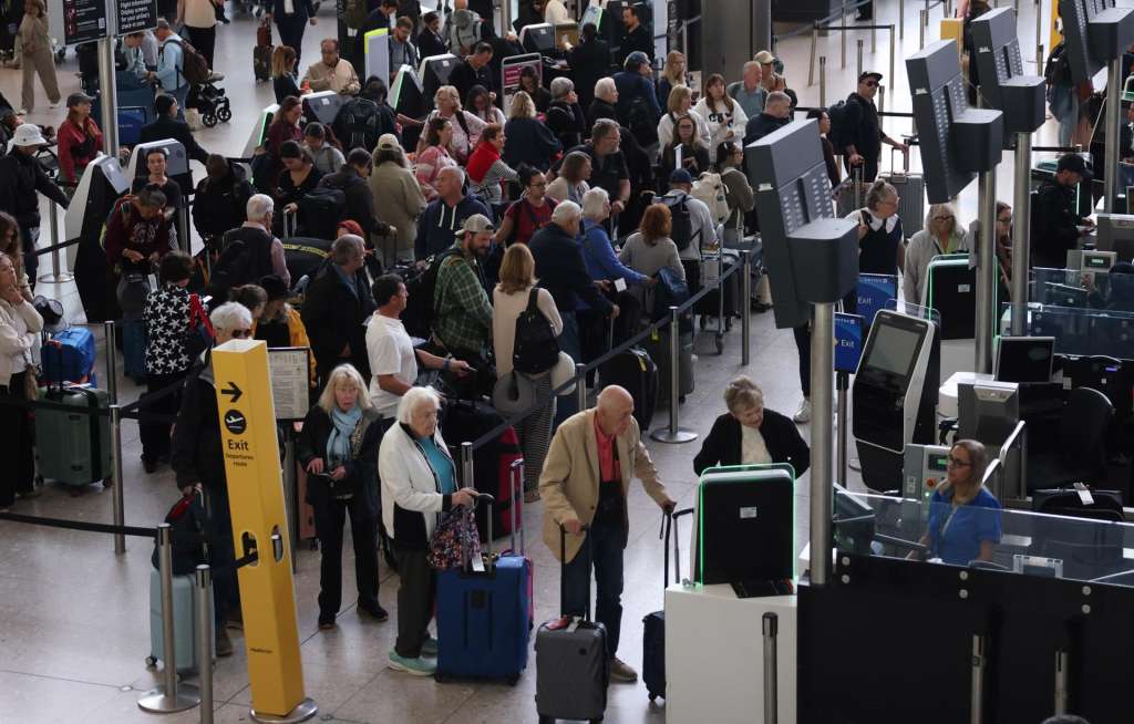 HEATHROW (United Kingdom), 09/09/2026.- Passengers wait at a departure lounge at a terminal in Heathrow Airport, Britain, 09 September 2026. UK airports have warned of further disruption after more than 1,300 flights to and from the UK were cancelled due to a 'technical issue' on 08 September. Tens of thousands of passengers at airports, including Heathrow and Gatwick, faced travel chaos after planes could not take off safely. (Reino Unido) EFE/EPA/NEIL HALL