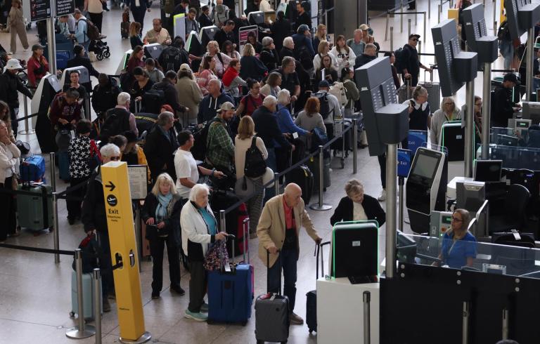 Caos aéreo en el Reino Unido: más de 2.000 vuelos cancelados en 2 días por problema técnico