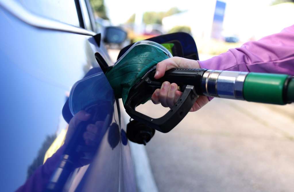 LONDON (United Kingdom), 25/09/2026.- A car is refueled at a filling station in London, Britain, 25 September 2026. According to RAC analysis, the UK has the most expensive diesel in Europe, at 12 pence per liter more than any other European country, while petrol and diesel prices are rising amid the US-Iran war and disruption to oil supplies through the Strait of Hormuz. (Reino Unido, Londres) EFE/EPA/NEIL HALL