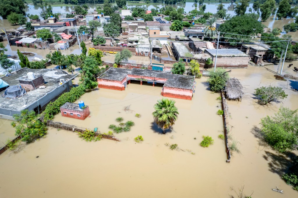 Vista aérea de la escuela islámica Al-Jannat, que se encuentra sumergida por las aguas de la inundación en el distrito de Kasur, en Punjab (Pakistán). Las inundaciones han causado graves daños a la infraestructura educativa en todo Punjab.