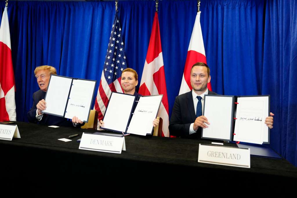 New York (United States), 22/09/2026.- (L-R) US President Donald Trump, Denmark's Prime Minister Mette Frederiksen and Greenland's Prime Minister Jens-Frederik Nielsen show signed documents during the signing ceremony for a trilateral Arctic security agreement between the United States, Denmark, and Greenland at the UN Headquarters in New York, New York, USA, 22 September 2026, on the sidelines of the United Nations General Assembly (UNGA). (Dinamarca, Groenlandia, Estados Unidos, Nueva York) EFE/EPA/MADS CLAUS RASMUSSEN DENMARK OUT