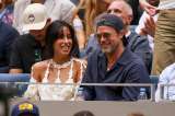 Brad Pitt radiante con su novia mientras Maddox, su cuarto hijo, se quita el apellido