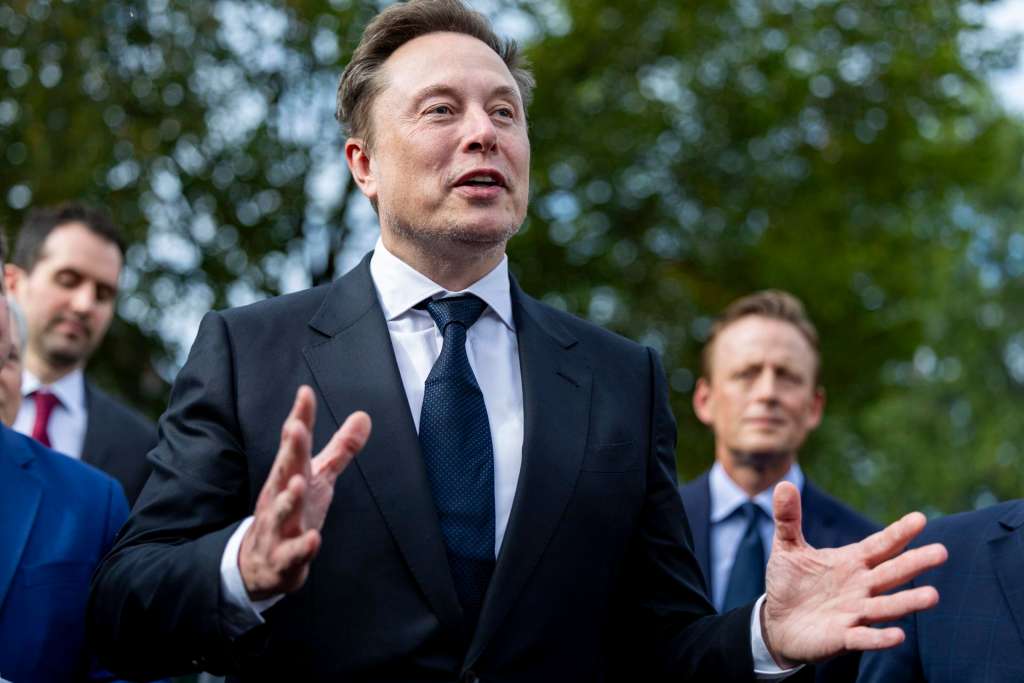 WASHINGTON (USA), 29/09/2026.- Chief Executive Officer of xAI, Tesla and SpaceX Elon Musk responds to a question from the news media outside the West Wing of the White House in Washington, DC, USA, 29 September 2026. President Trump and leading technology executives spoke to reporters outside the West Wing following a meeting focused on artificial intelligence, innovation and oversight. EFE/EPA/SHAWN THEW