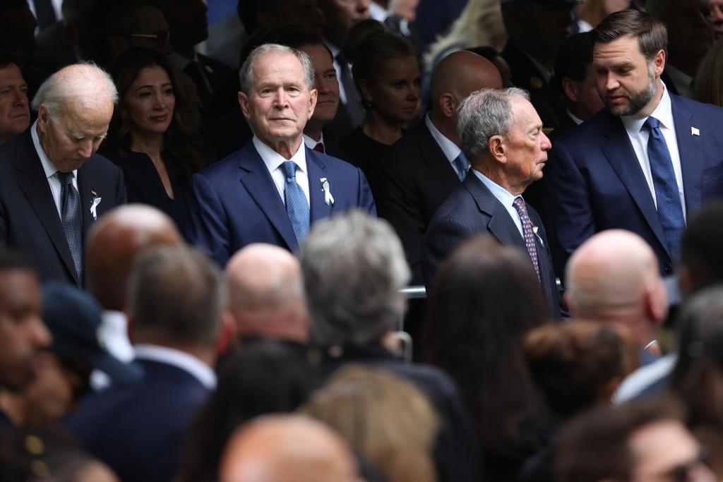 New York (United States), 11/09/2026.- (L-R) Former US Presidents Joe Biden and George W. Bush stand next to former New York City mayor Michael Bloomberg and current US Vice President JD Vance during a ceremony marking the 25th anniversary of the September 11 attacks on the World Trade Center, at the 9/11 Memorial in New York City, New York, USA, 11 September 2026. The United States is marking the 25th anniversary of the terrorist attacks of September 11, 2001, when a group of al-Qaeda hijackers flew airplanes into the World Trade Center towers, Shanksville, Pennsylvania, and the Pentagon, killing nearly 3,000 people. (Terrorista, Estados Unidos, Nueva York) EFE/EPA/PAMELA SMITH / POOL
