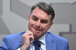 Investigación por corrupción contra Flávio Bolsonaro sacude la campaña electoral en Brasil