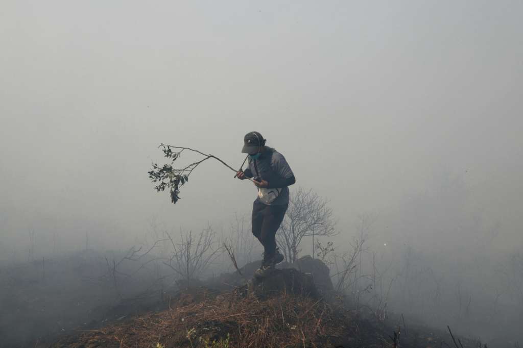 AME9422. VILLA DEL LEYVA (COLOMBIA), 21/09/2026.- Fotografía cedida del 20 de septiembre de 2026 que muestra a una persona caminando en una zona afectada por un incendio forestal que ha consumido aproximadamente 100 hectáreas de vegetación, mientras las autoridades locales aseguran estar "desbordadas" por la emergencia, en Villa de Leyva (Colombia). EFE/ XXX /SOLO USO EDITORIAL/ NO VENTAS/ SOLO DISPONIBLE PARA ILUSTRAR LA NOTICIA QUE ACOMPAÑA (CRÉDITO OBLIGATORIO)