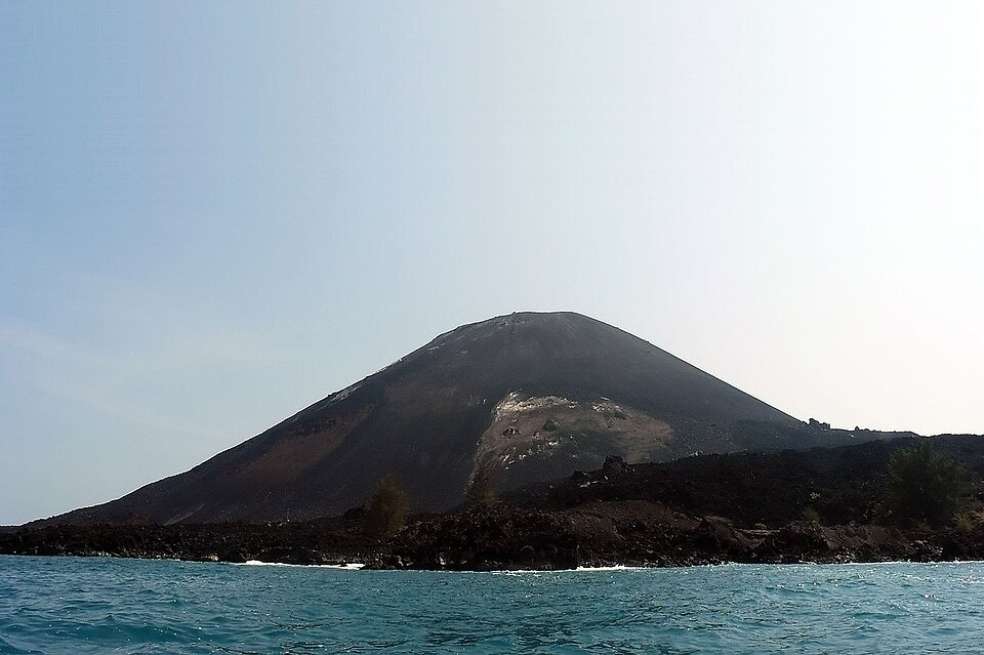 La mañana del 27 de agosto de 1883, una erupción volcánica había arrasado dos islas en el estrecho entre Java y Sumatra. Krakatoa hace parte de los volcanes históricos.