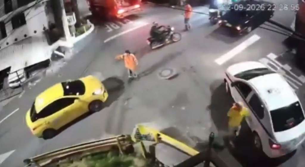 El hecho ocurrió en el barrio La Francia y quedó registrado por una cámara de seguridad. El recolector reportó dolor leve en uno de sus pies y pudo terminar su jornada laboral.