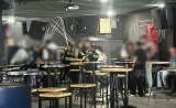 Encuentran a 47 niños y jóvenes departiendo en un bar que se ocultaba como sindicato