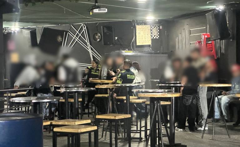 Encuentran a 47 niños y jóvenes departiendo en un bar que se ocultaba como sindicato