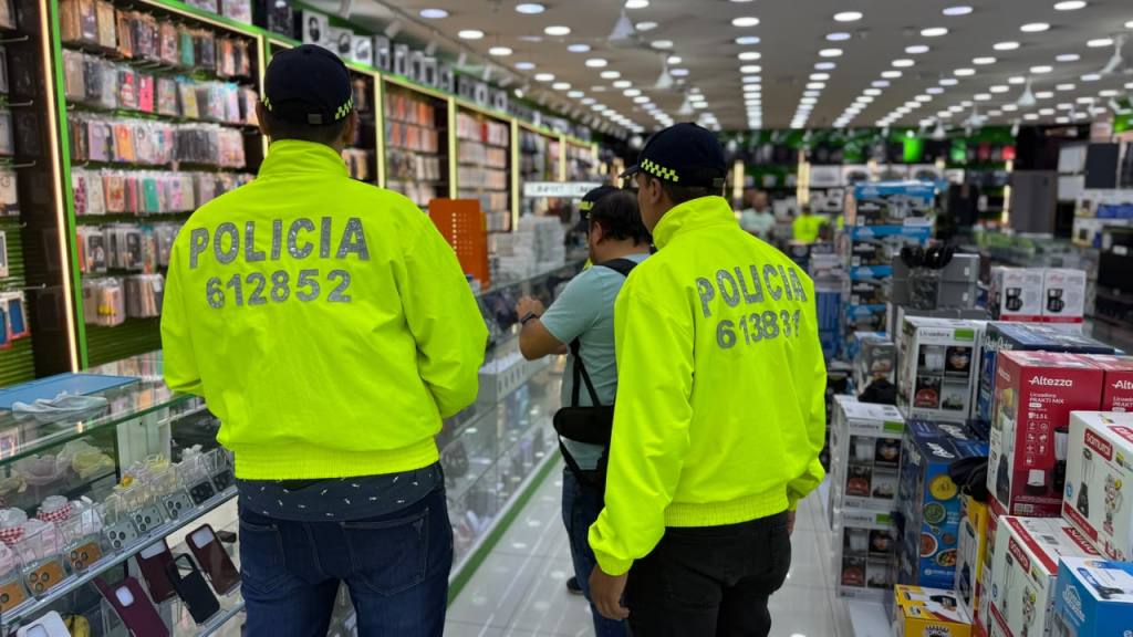 El operativo se desarrolló en un centro comercial de la comuna 10 de La Candelaria, un sector reconocido por la venta de celulares y repuestos.