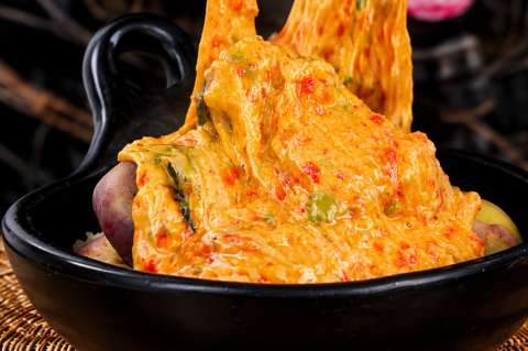 Papas chorreadas con queso, tres sabores que saben a Colombia