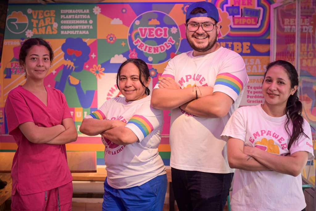 El equipo de Empawer: Mile y las cocineras que materializan las ideas de Sergio Guerra, junto a Leo Maldonado, quien llegó como cliente y hoy es parte del proyecto.