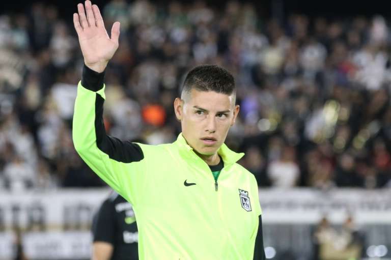 James Rodríguez saluda a los hinchas durante el calentamiento.