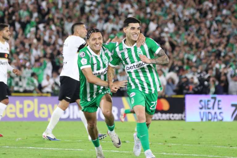 Ian Poveda (izq.) y Elías Cabrera anotaron dos de los tres goles con los que Nacional venció a Inter este miércoles en El Campín.